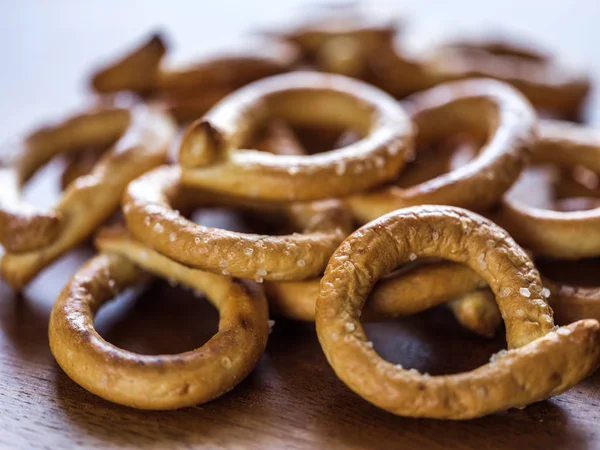 Pilha de pretzels salgados — Fotografia de Stock