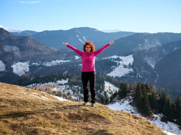 Femme Randonneuse dans les montagnes — Photo