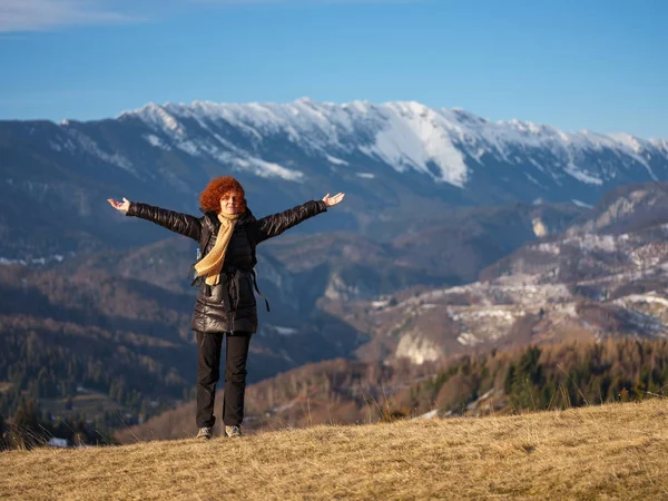 Mujer excursionista en las montañas — Foto de Stock