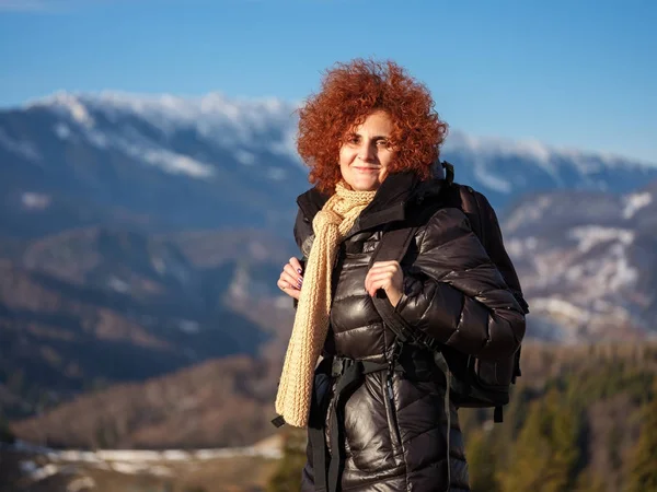 Donna Escursionista in montagna — Foto Stock