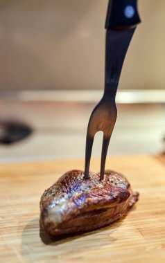 Izgara ve fırında ördek göğsü ahşap oyun tahtası