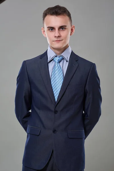 Junger Mann Klassischen Businessanzug Studioporträt — Stockfoto