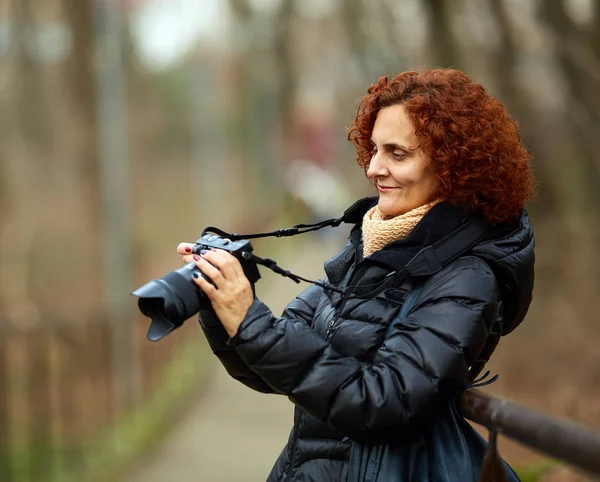 公園内屋外カメラを持つ白人女性 — ストック写真