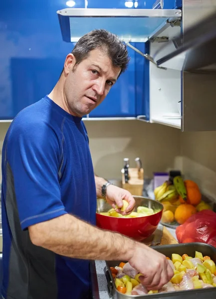 Hombre Mediana Edad Cocinando Casa Tambores Pollo Una Bandeja Horno —  Fotos de Stock