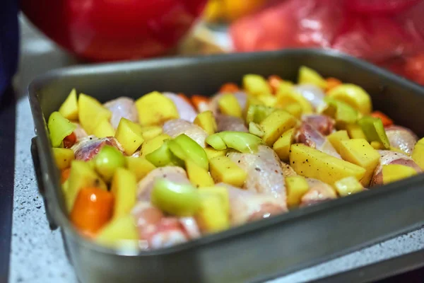 Plateau Avec Des Bâtonnets Poulet Garnis Légumes — Photo