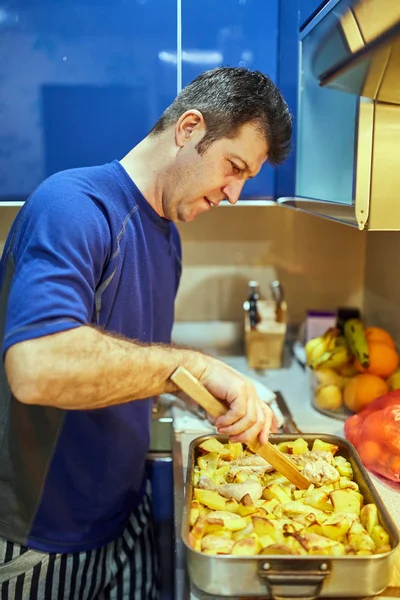 Hombre Mediana Edad Cocinando Casa Tambores Pollo Una Bandeja Horno — Foto de Stock