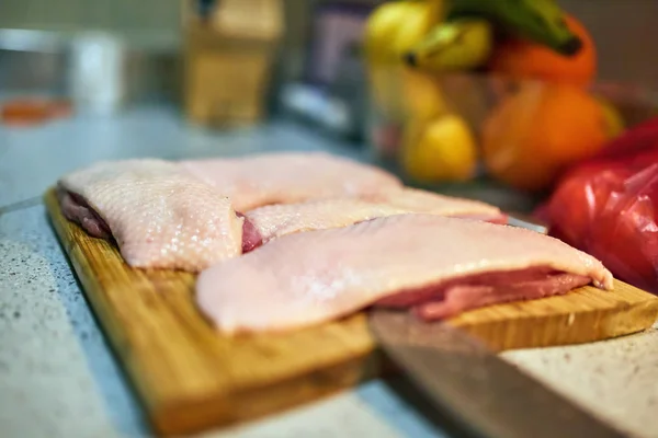 Rohe Entenbrust Auf Einem Holzbrett Fertig Zum Kochen — Stockfoto