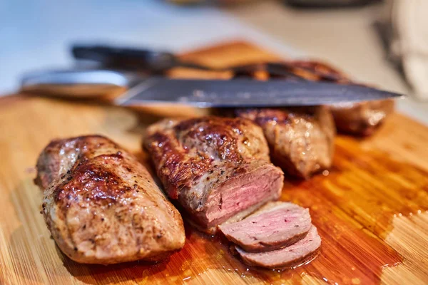 Sappige Eend Borst Steak Gesneden Een Houten Plank — Stockfoto