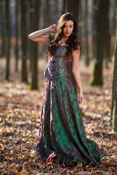 Porträt einer Frau im grünen Kleid im Freien — Stockfoto