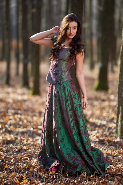 Retrato de uma mulher em vestido verde ao ar livre — Fotografia de Stock