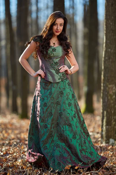 Retrato de uma mulher em vestido verde ao ar livre — Fotografia de Stock