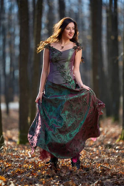 Retrato de una mujer en vestido verde al aire libre — Foto de Stock