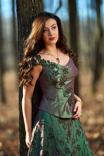 Retrato de uma mulher em vestido verde ao ar livre — Fotografia de Stock