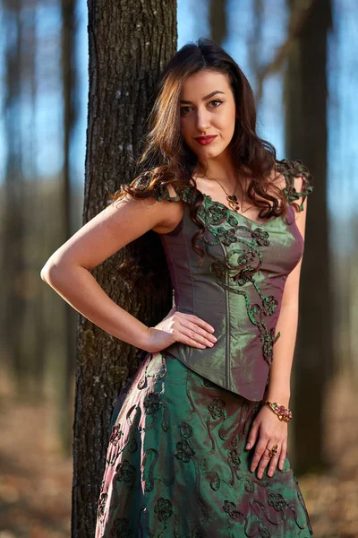 Retrato de una mujer en vestido verde al aire libre —  Fotos de Stock