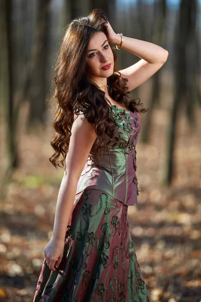 Retrato de uma mulher em vestido verde ao ar livre — Fotografia de Stock