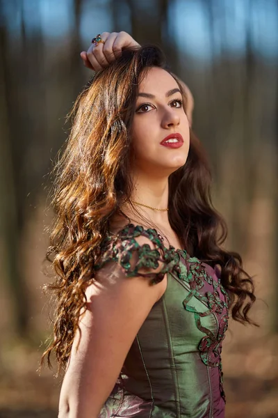 Retrato de una hermosa morena al aire libre — Foto de Stock