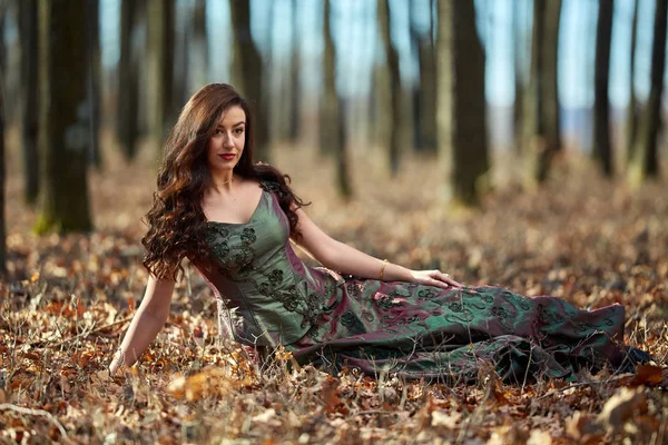 Belle femme en robe verte en plein air — Photo