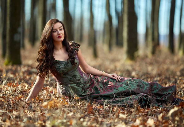 Beautiful woman in green dress outdoor — Stock Photo, Image