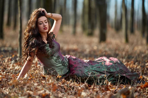 Krásná žena v zelených šatech venkovní — Stock fotografie