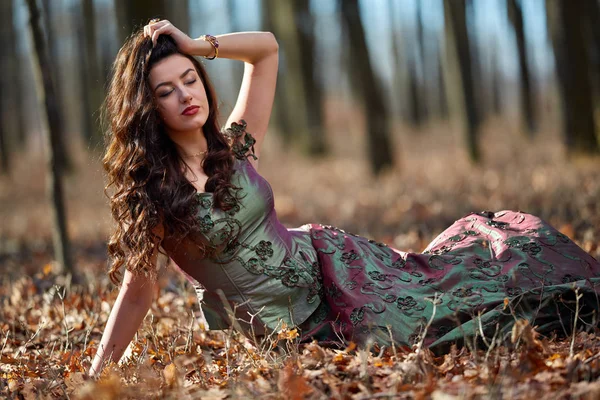 Mulher bonita em vestido verde ao ar livre — Fotografia de Stock