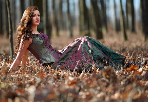 Vacker kvinna i grön klänning utomhus — Stockfoto