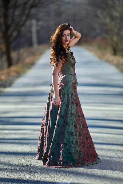 Женщина в платье на дороге — стоковое фото