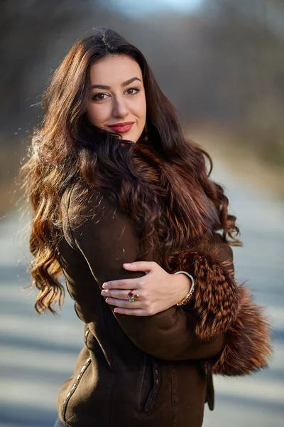 Frau in brauner Jacke draußen — Stockfoto