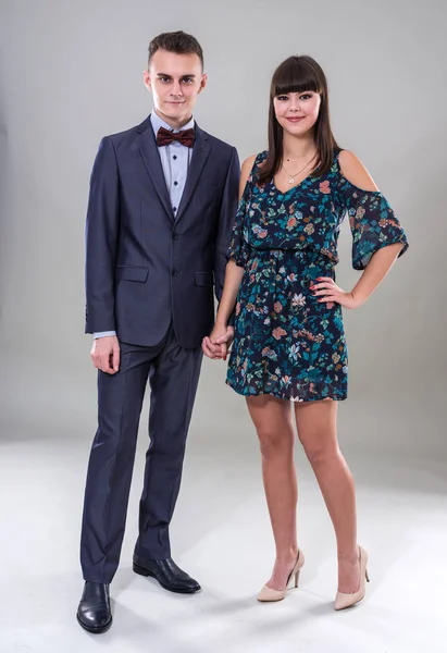 Mutlu Genç Çift Tam Uzunlukta Studio Atış — Stok fotoğraf