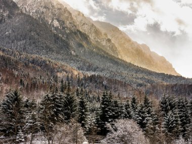 Kar günbatımı ışık ile dağlar toz