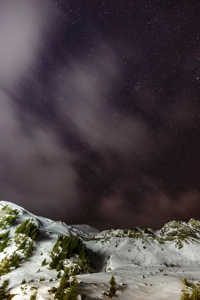 Dağlar Yıldızlı Gökyüzünün Ile Kış Manzarası — Stok fotoğraf