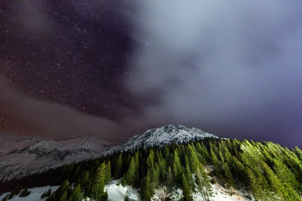 山と星空のある冬景色 — ストック写真