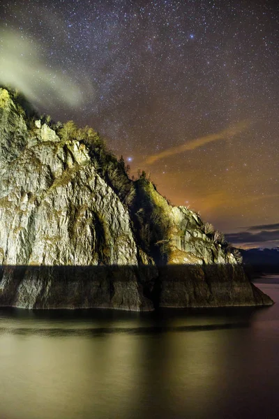 Paisagem Noturna Com Montanhas Lago Estrelas — Fotografia de Stock