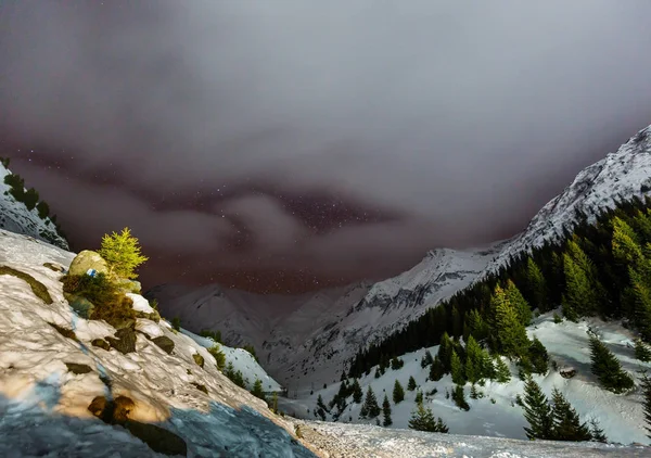 Bulutlar Yıldız Ile Dağlarda Kış Peyzaj — Stok fotoğraf