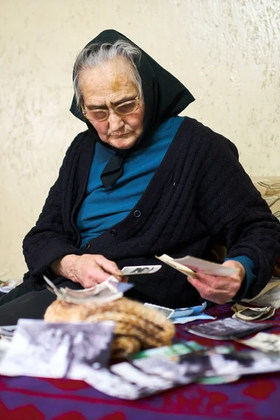 Mujer vieja mirando fotos —  Fotos de Stock