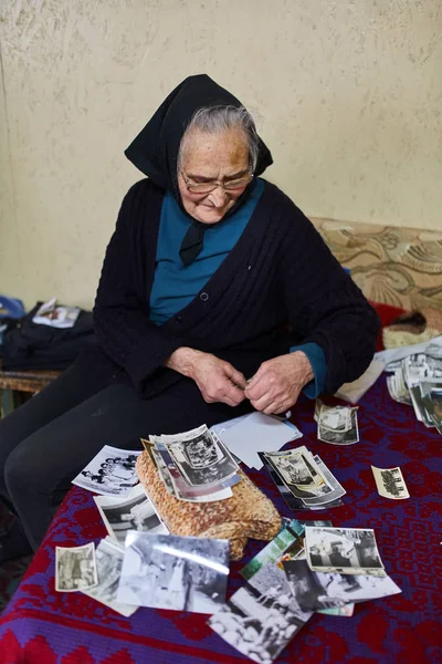Mujer vieja mirando fotos —  Fotos de Stock
