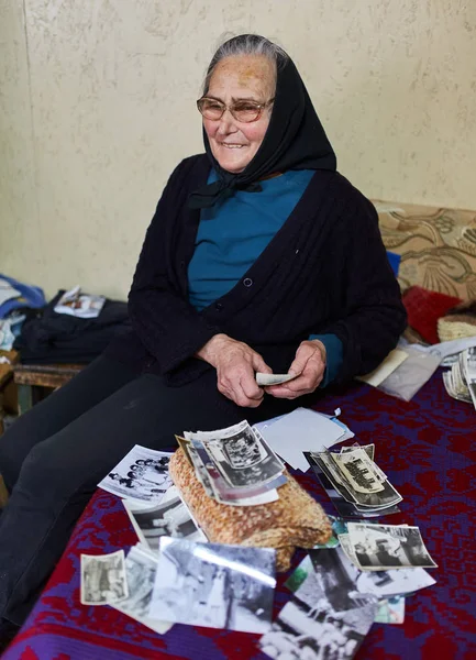 Ηλικιωμένη γυναίκα κοιτάζοντας φωτογραφίες — Φωτογραφία Αρχείου