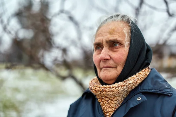 Mulher velha no campo — Fotografia de Stock