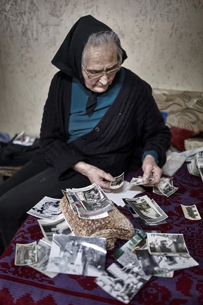 Ηλικιωμένη γυναίκα κοιτάζοντας φωτογραφίες — Φωτογραφία Αρχείου
