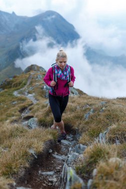 kadın dağ izi hiking sırt çantası ile