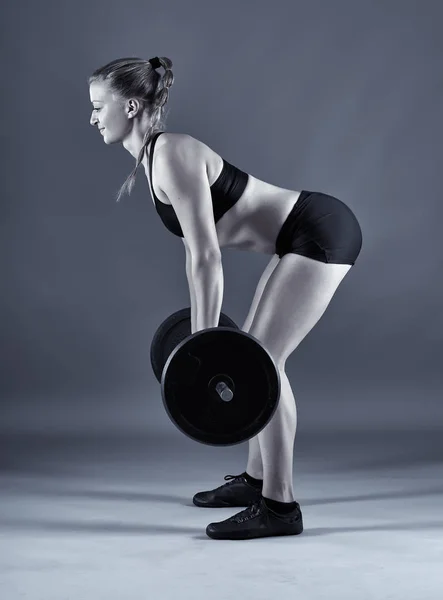 健身女孩做 Adeadlift 与重的杠铃 — 图库照片