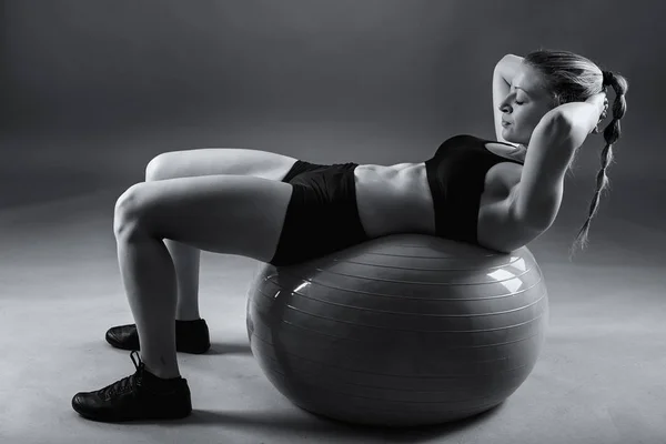 Joven Mujer Caucásica Con Pelota Gimnasio Haciendo Abdominales Crujidos — Foto de Stock