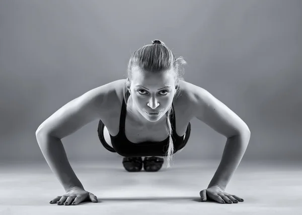 Imagen Monocromática Mujer Haciendo Flexiones — Foto de Stock