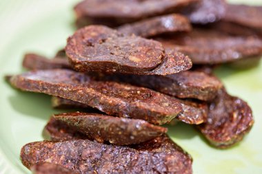 ızgara ve Türk sosis dilimlenmiş yeşil plaka üzerinde yakın çekim 