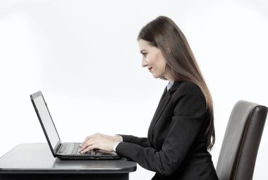 Genç işkadını üstünde laptop beyaz arka plan üzerinde yazarak