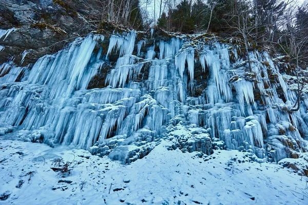 Paisagem Inverno Com Grande Cachoeira Congelada Montanhas — Fotografia de Stock