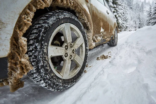 晴れた冬の日に雪の中での車両の車輪のクローズ アップ — ストック写真
