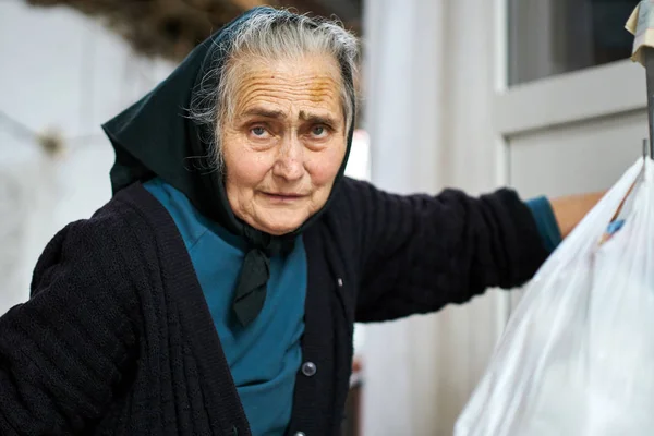 Old Peasant Woman White House — Stock Photo, Image