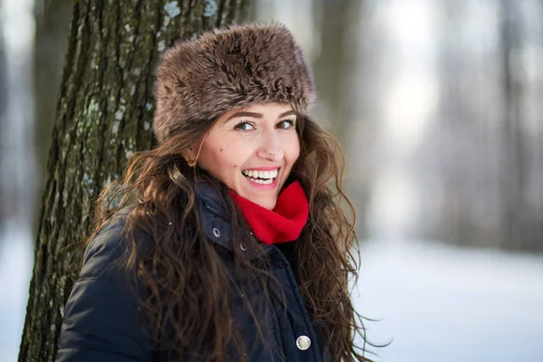 Porträt Einer Schönen Jungen Frau Verschneiten Wald — Stockfoto