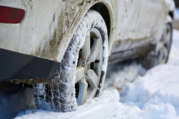 Nahaufnahme Von Fahrzeugreifen Schnee Sonnigen Wintertagen — Stockfoto