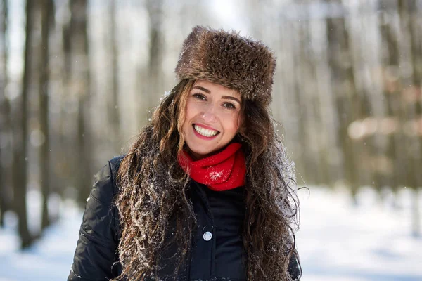 雪に覆われた森林の美しい若い女性の肖像画 — ストック写真